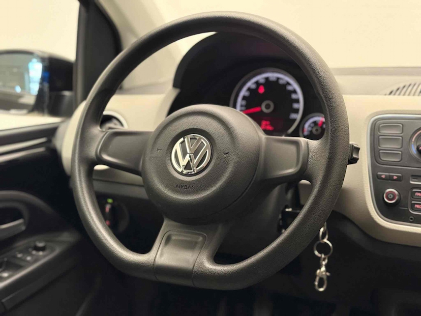Foto do veículo VOLKSWAGEN UP 1.0 MPI MOVE UP 12V FLEX 4P MANUAL 2016 22.195 KM 45.900,00