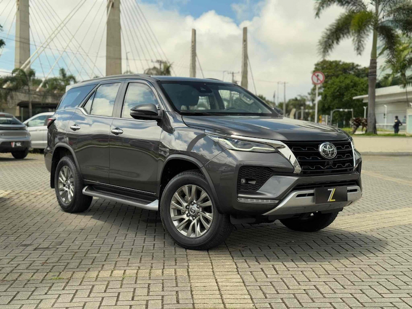 Foto do veículo TOYOTA HILUX SW4 2.8 D-4D TURBO DIESEL SRX 4X4 AUTOMÁTICO 2024 7.463 KM 430.000,00