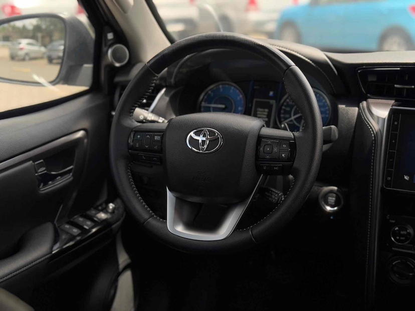 Foto do veículo TOYOTA HILUX SW4 2.8 D-4D TURBO DIESEL SRX 4X4 AUTOMÁTICO 2024 7.463 KM 430.000,00