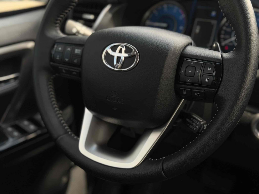 Foto do veículo TOYOTA HILUX SW4 2.8 D-4D TURBO DIESEL SRX 4X4 AUTOMÁTICO 2024 7.463 KM 430.000,00