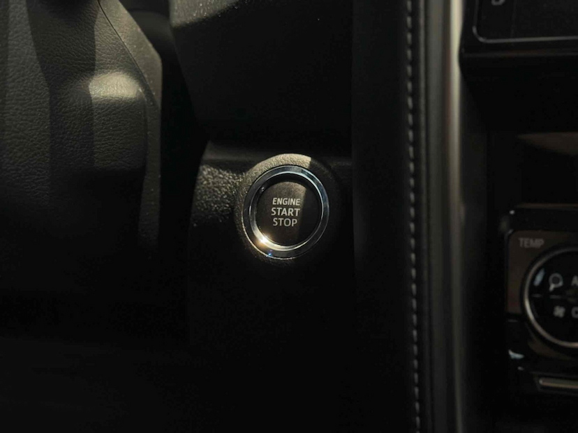 Foto do veículo TOYOTA HILUX SW4 2.8 D-4D TURBO DIESEL SRX 4X4 AUTOMÁTICO 2024 7.463 KM 430.000,00