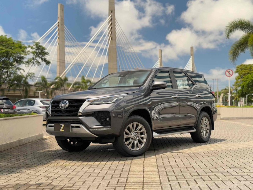 Foto do veículo TOYOTA HILUX SW4 2.8 D-4D TURBO DIESEL SRX 4X4 AUTOMÁTICO 2024 7.463 KM 430.000,00