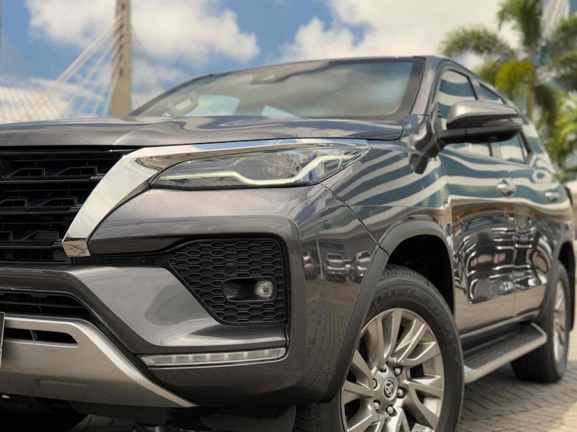 Foto do veículo TOYOTA HILUX SW4 2.8 D-4D TURBO DIESEL SRX 4X4 AUTOMÁTICO 2024 7.463 KM 430.000,00