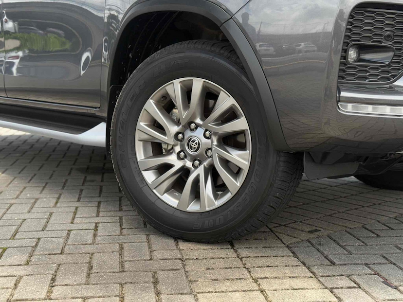 Foto do veículo TOYOTA HILUX SW4 2.8 D-4D TURBO DIESEL SRX 4X4 AUTOMÁTICO 2024 7.463 KM 430.000,00