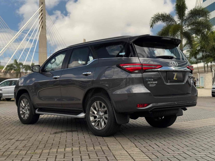 Foto do veículo TOYOTA HILUX SW4 2.8 D-4D TURBO DIESEL SRX 4X4 AUTOMÁTICO 2024 7.463 KM 430.000,00