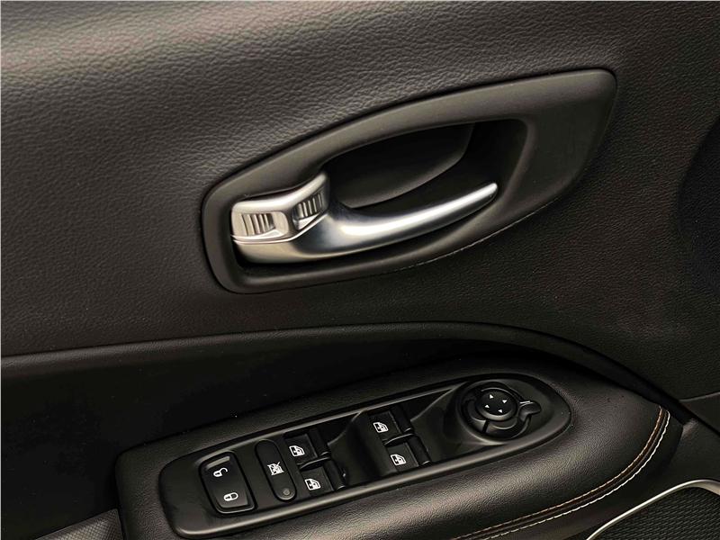 Foto do veículo JEEP COMPASS 2.0 16V FLEX LONGITUDE AUTOMÁTICO 2017 57.419 KM 101.900,00