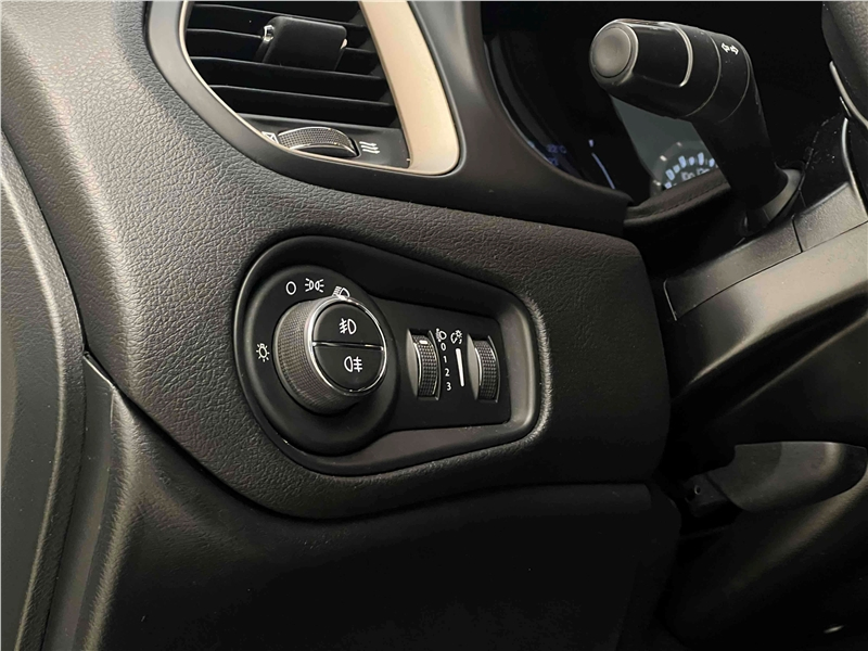 Foto do veículo JEEP RENEGADE 1.8 16V FLEX SPORT 4P AUTOMÁTICO 2017 41.375 KM 74.900,00