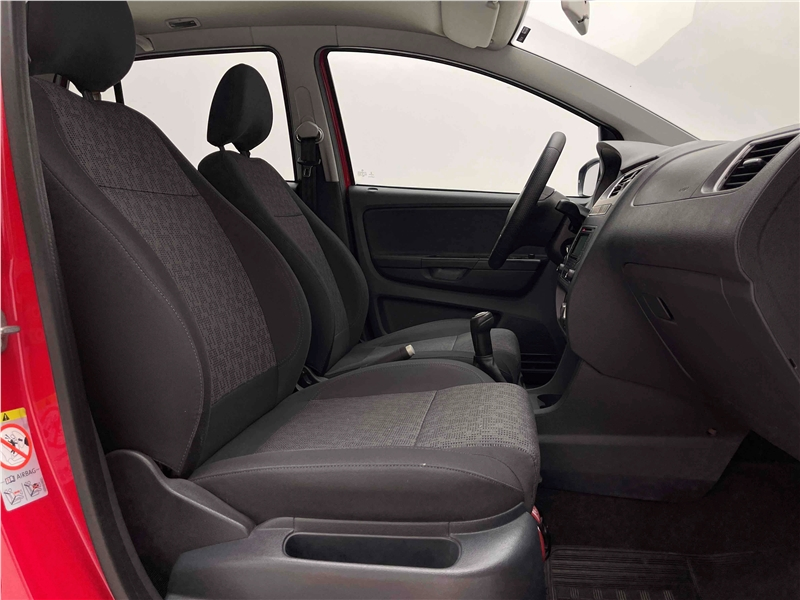Foto do veículo VOLKSWAGEN FOX 1.0 MI 8V FLEX 4P MANUAL 2014 78.220 KM 39.900,00