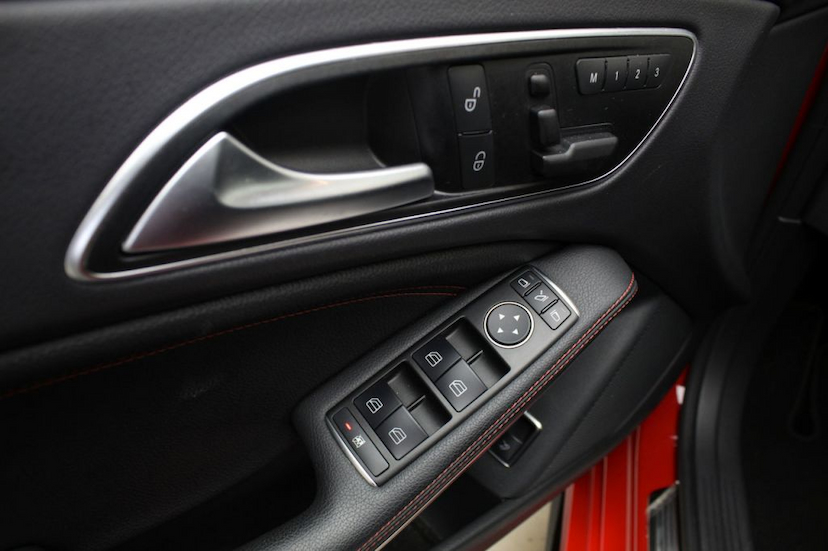 Foto do veículo MERCEDES-BENZ  CLA 45 AMG 2015 22.936 KM 188.000,00