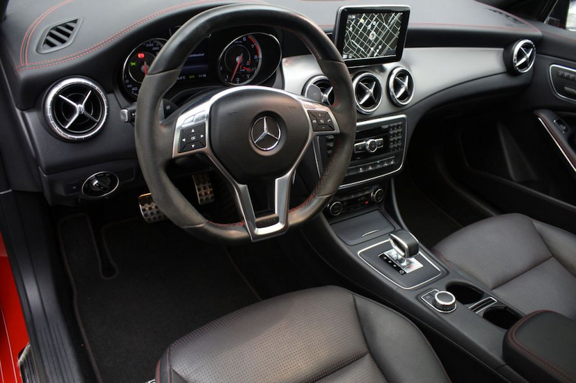 Foto do veículo MERCEDES-BENZ  CLA 45 AMG 2015 22.936 KM 188.000,00