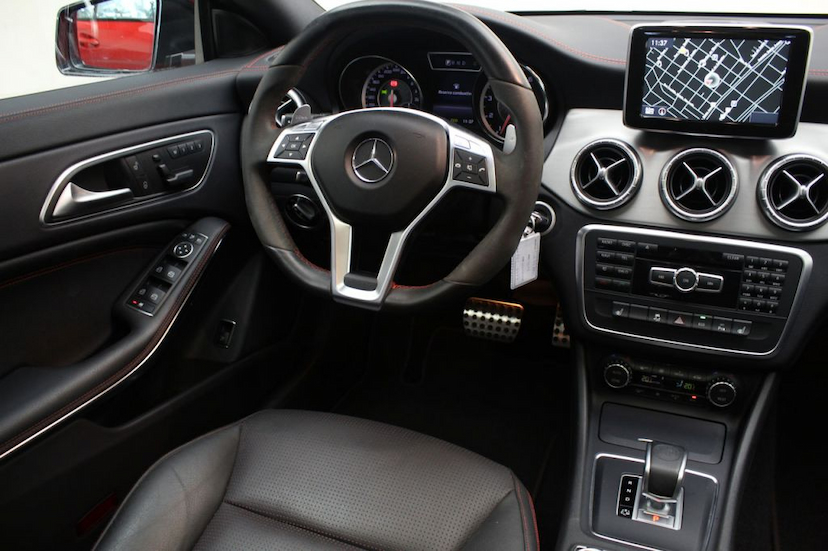Foto do veículo MERCEDES-BENZ  CLA 45 AMG 2015 22.936 KM 188.000,00