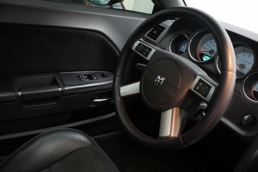 Foto do veículo DODGE  CHALLENGER SRT8 HEMI 2008 8.508 KM 299.000,00