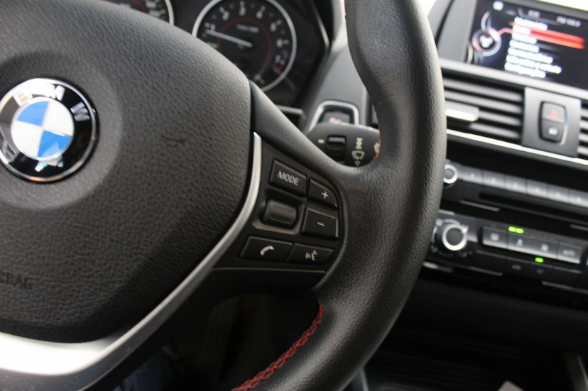 Foto do veículo BMW  120I SPORT ACTIVEFLEX 2016 22.450 KM 109.000,00