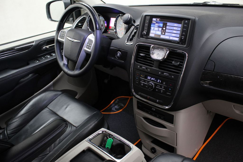 Foto do veículo CHRYSLER  TOWN&COUNTRY LIMITED 2015 43.800 KM 115.000,00
