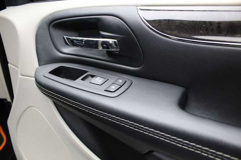 Foto do veículo CHRYSLER  TOWN&COUNTRY LIMITED 2015 43.800 KM 115.000,00