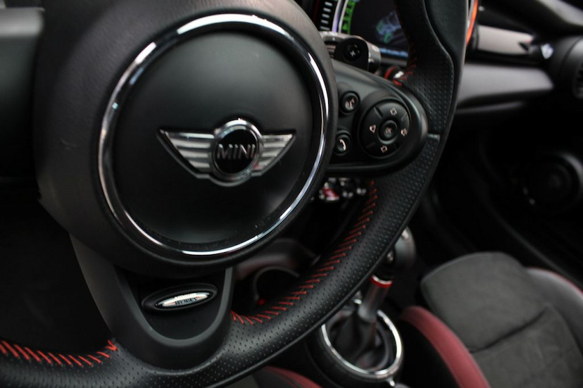 Foto do veículo MINI  COOPER JCW 2P 2017 17.000 KM 125.000,00