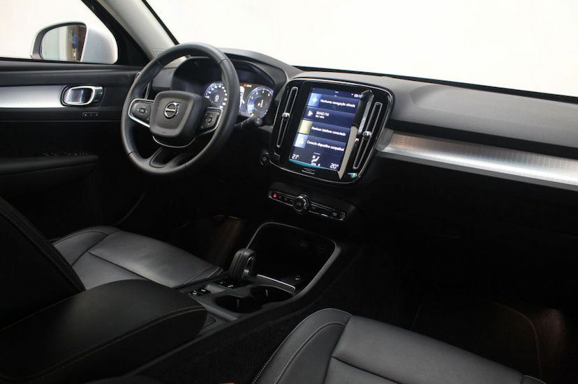 Foto do veículo VOLVO XC40 T5 MOMENTUM 2019 18.340 KM 229.000,00