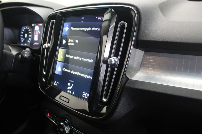 Foto do veículo VOLVO XC40 T5 MOMENTUM 2019 18.340 KM 229.000,00