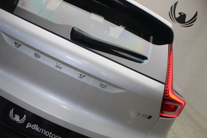 Foto do veículo VOLVO XC40 T5 MOMENTUM 2019 18.340 KM 229.000,00