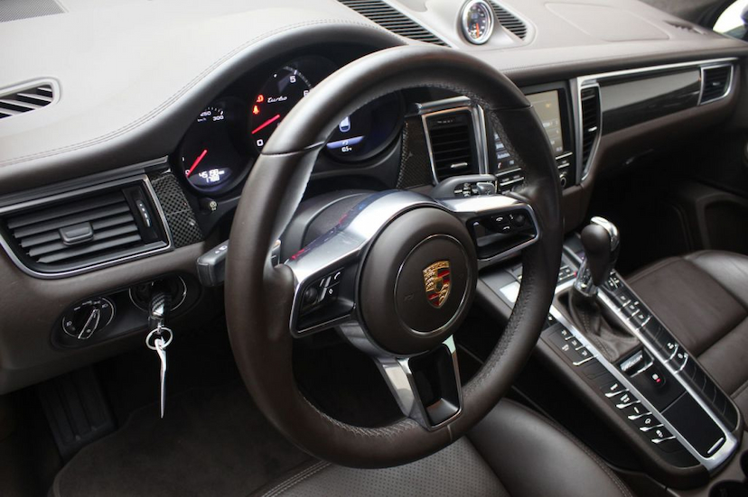 Foto do veículo PORSCHE  MACAN TURBO 2015 45.195 KM 309.000,00
