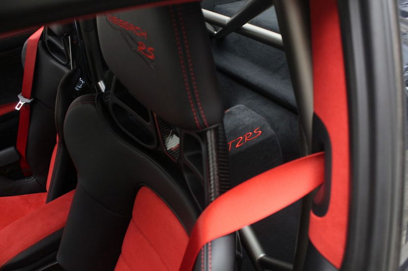 Foto do veículo PORSCHE  GT2 RS 2018 660 KM 2.680.000,00