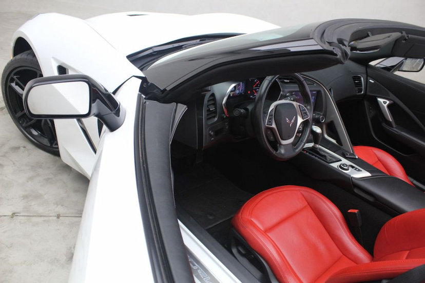 Foto do veículo CHEVROLET  STINGRAY CONVERSíVEL 2014 14.810 KM 499.000,00