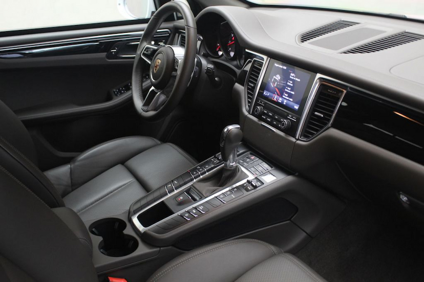 Foto do veículo PORSCHE  MACAN S 2018 26.900 KM 369.000,00