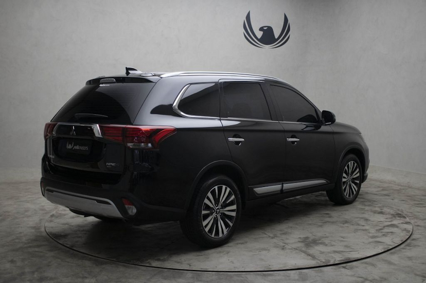 Foto do veículo MITSUBISHI  OUTLANDER HPE S 2019 10.350 KM 189.000,00