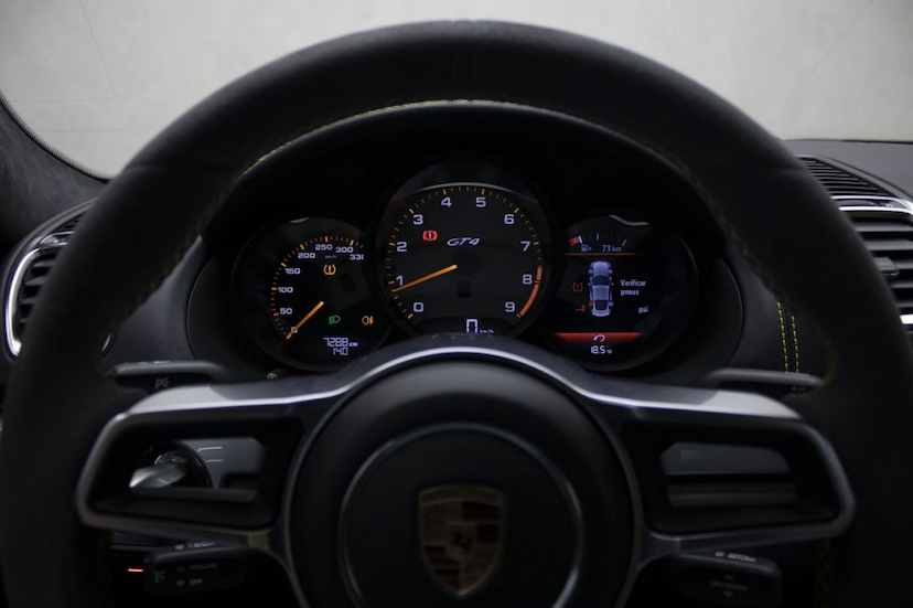 Foto do veículo PORSCHE  CAYMAN GT4 2016 7.300 KM 639.000,00