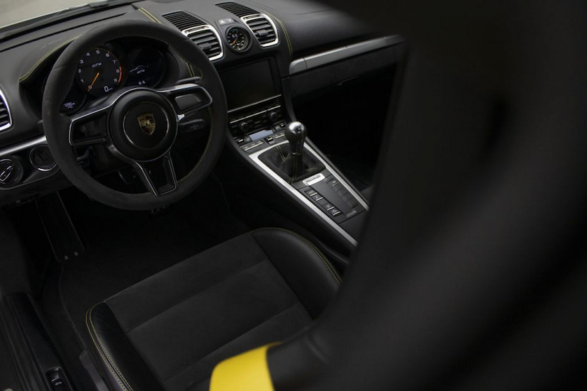 Foto do veículo PORSCHE  CAYMAN GT4 2016 7.300 KM 639.000,00