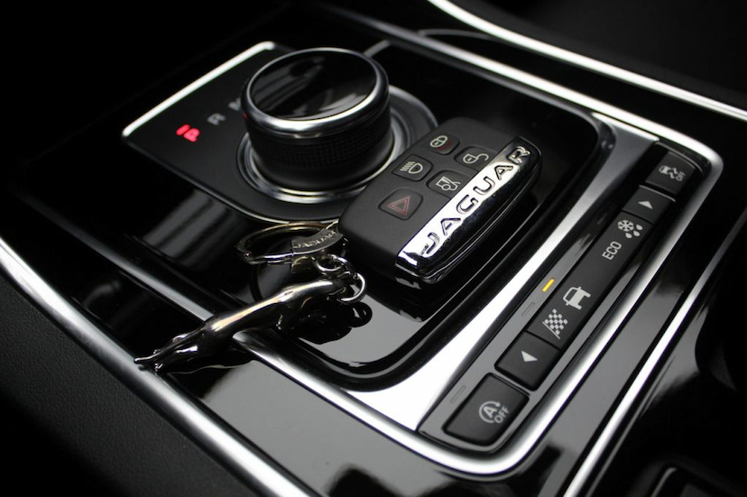 Foto do veículo JAGUAR  XE R-SPORT 2019 8.000 KM 199.000,00