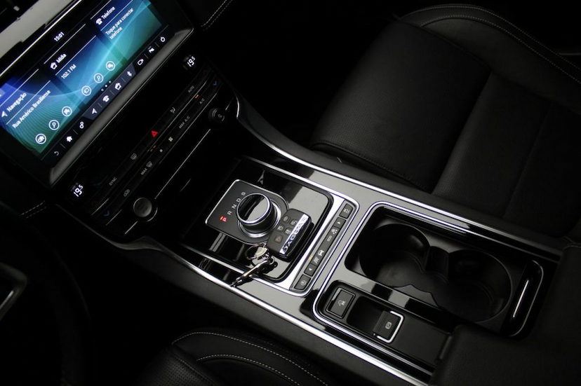 Foto do veículo JAGUAR  XE R-SPORT 2019 8.000 KM 199.000,00
