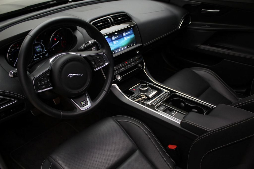 Foto do veículo JAGUAR  XE R-SPORT 2019 8.000 KM 199.000,00