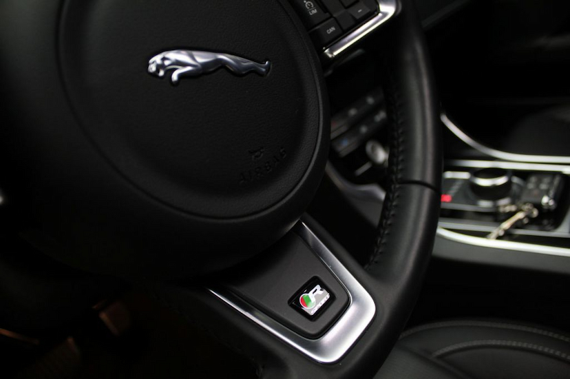 Foto do veículo JAGUAR  XE R-SPORT 2019 8.000 KM 199.000,00