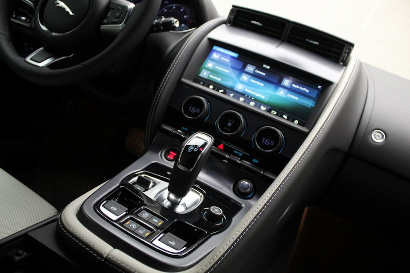 Foto do veículo JAGUAR F TYPE P300 R-DYNAMIC S CABRIO 2021 12 KM 549.000,00