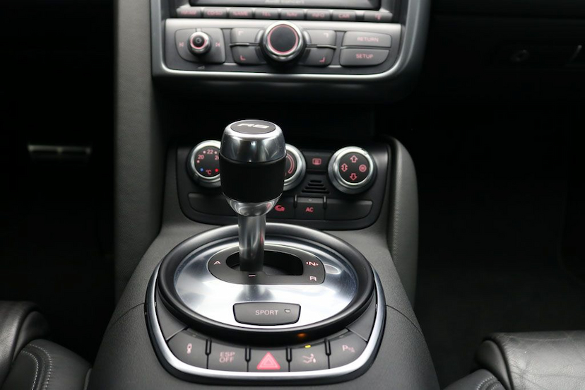 Foto do veículo AUDI R8 V8 COUPE QUATTRO 2008 32.750 KM 390.000,00