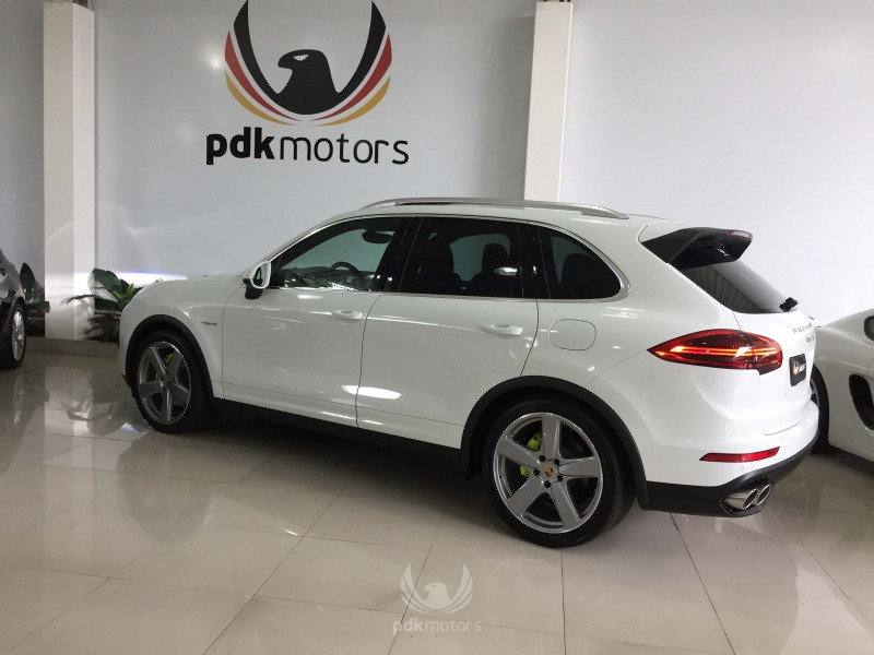 Foto do veículo PORSCHE  CAYENNE S E-HYBRID 2017 1.180 KM 399.000,00
