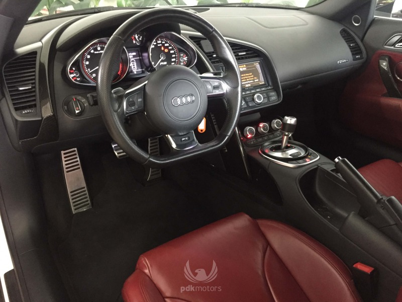 Foto do veículo AUDI  R8 SPYDER QUATTRO 2011 27.102 KM 550.000,00