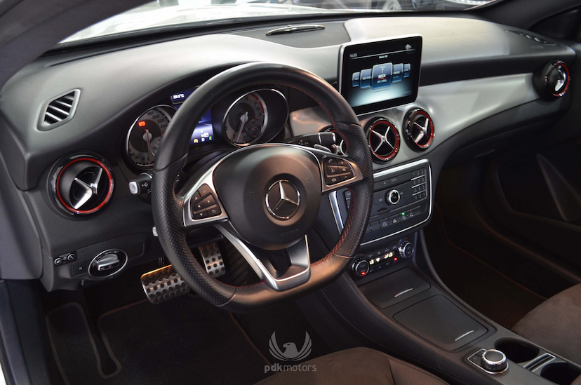 Foto do veículo MERCEDES-BENZ  CLA 250 SPORT 2015 17.500 KM 189.000,00