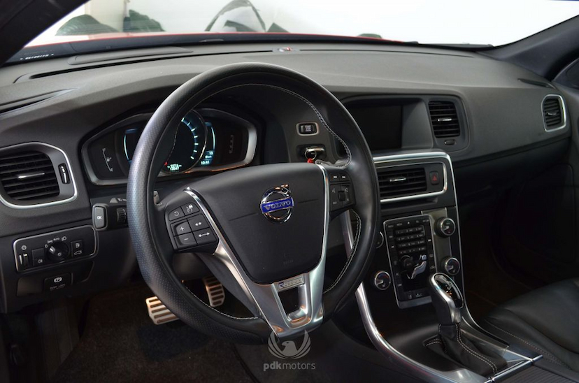 Foto do veículo VOLVO  V60 T6 R-DESIGN 2014 13.550 KM 159.900,00