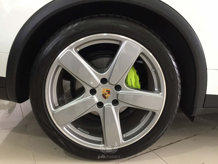 Foto do veículo PORSCHE  CAYENNE S E-HYBRID 2017 1.960 KM 379.000,00