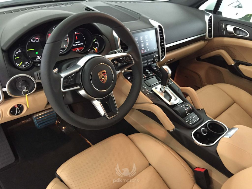 Foto do veículo PORSCHE  CAYENNE S E-HYBRID 2017 1.960 KM 379.000,00