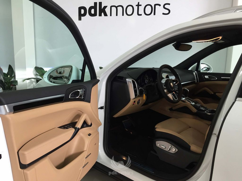 Foto do veículo PORSCHE  CAYENNE S E-HYBRID 2017 1.960 KM 379.000,00