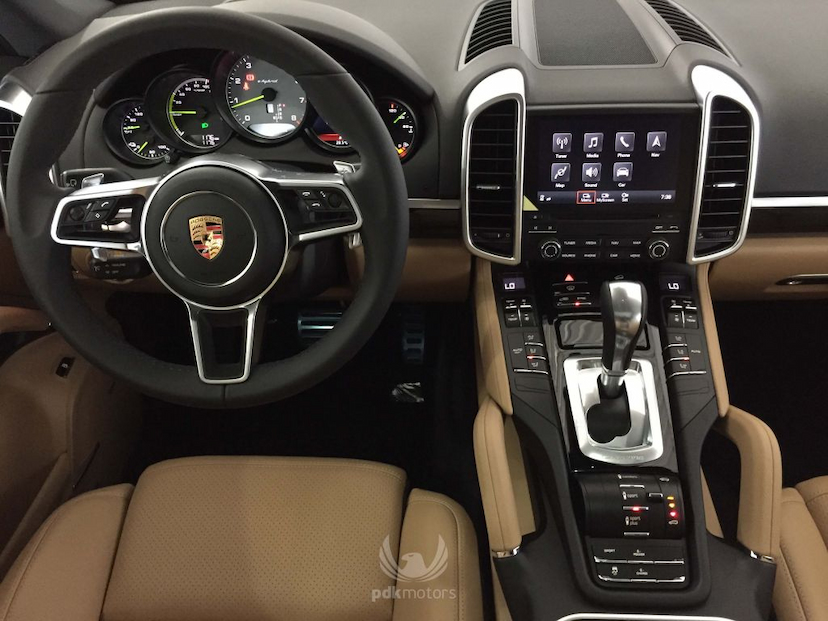 Foto do veículo PORSCHE  CAYENNE S E-HYBRID 2017 1.960 KM 379.000,00