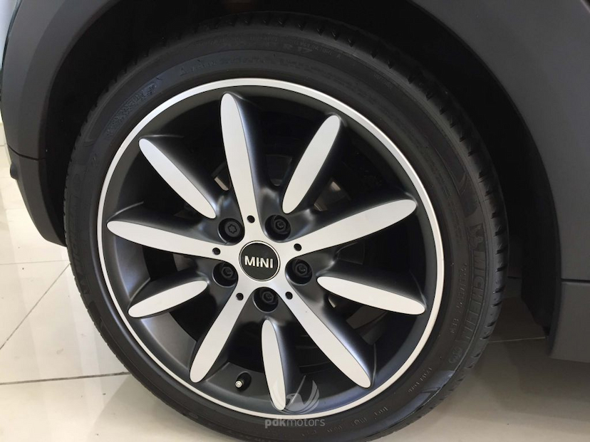 Foto do veículo MINI  CABRIO COOPER S 2018 4.660 KM 159.000,00