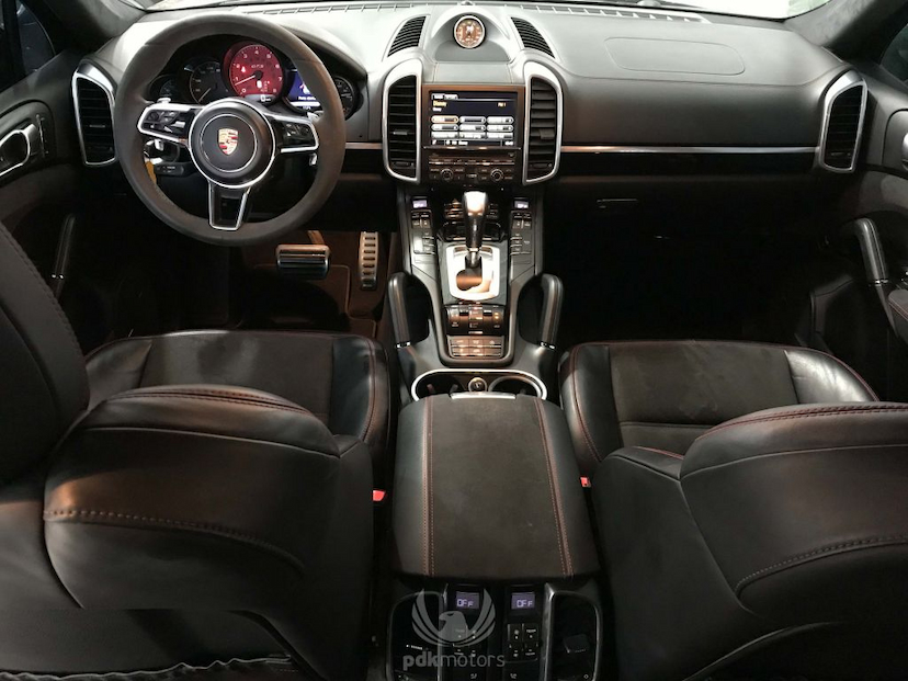 Foto do veículo PORSCHE  CAYENNE GTS 2016 43.540 KM 339.000,00