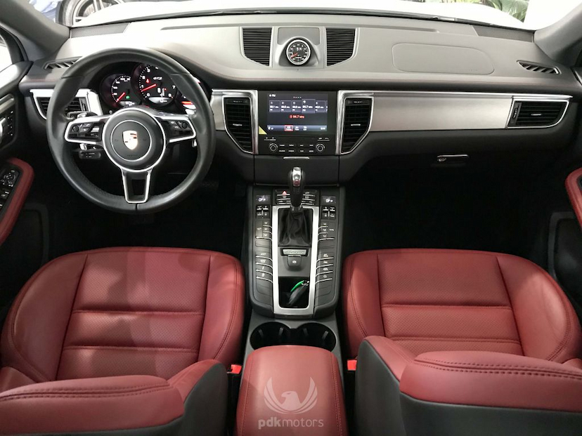 Foto do veículo PORSCHE  MACAN GTS 2017 5.080 KM 439.000,00