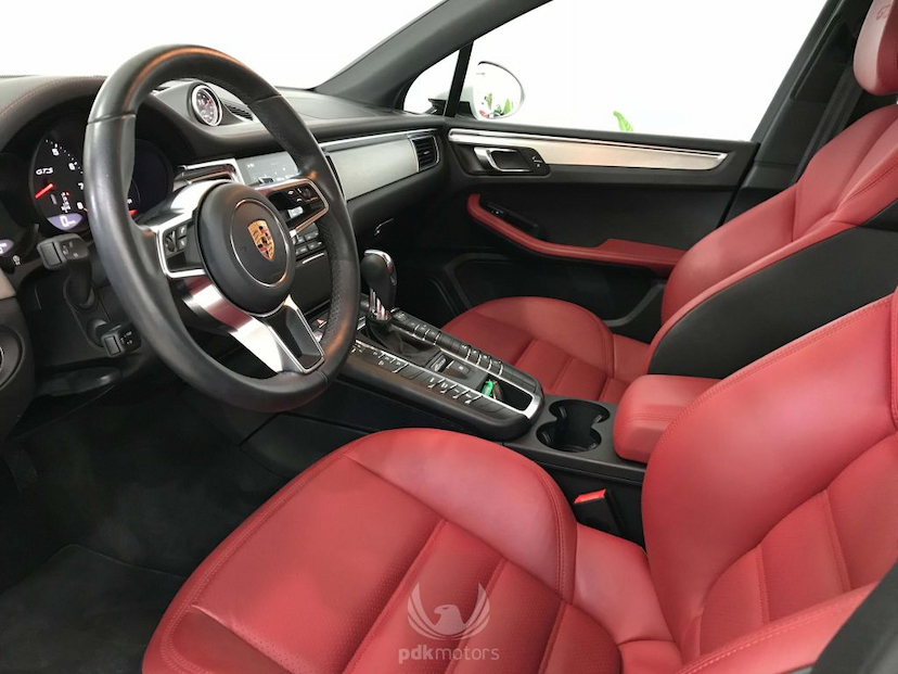 Foto do veículo PORSCHE  MACAN GTS 2017 5.080 KM 439.000,00