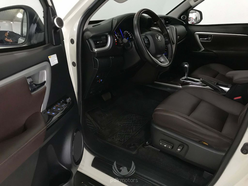 Foto do veículo TOYOTA HILUX SW4 SRX 4X4 | 7 LUGARES 2016 65.180 KM 239.900,00