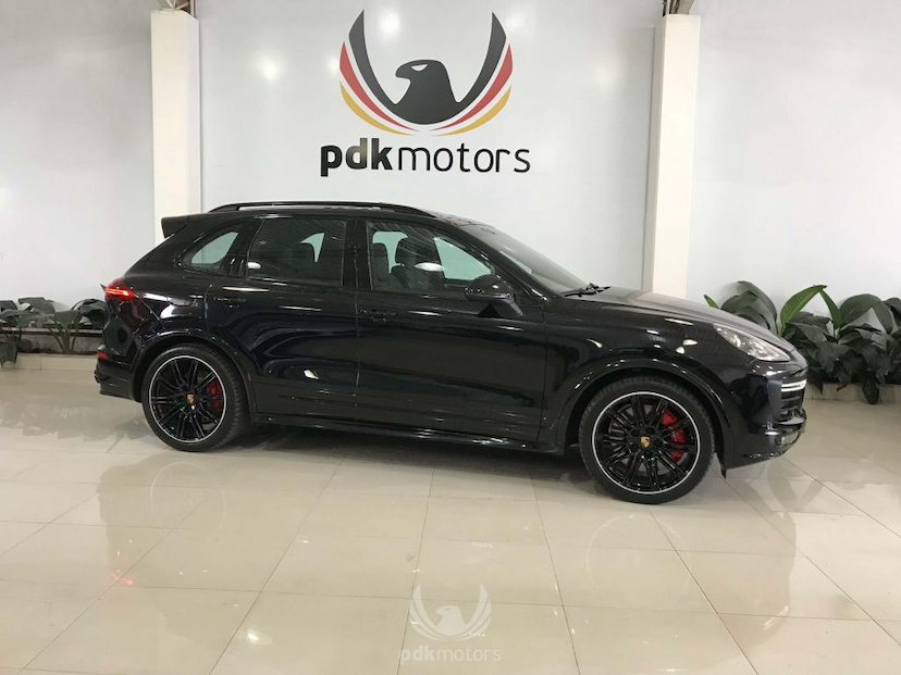 Foto do veículo PORSCHE  CAYENNE GTS 2016 35.650 KM 349.000,00